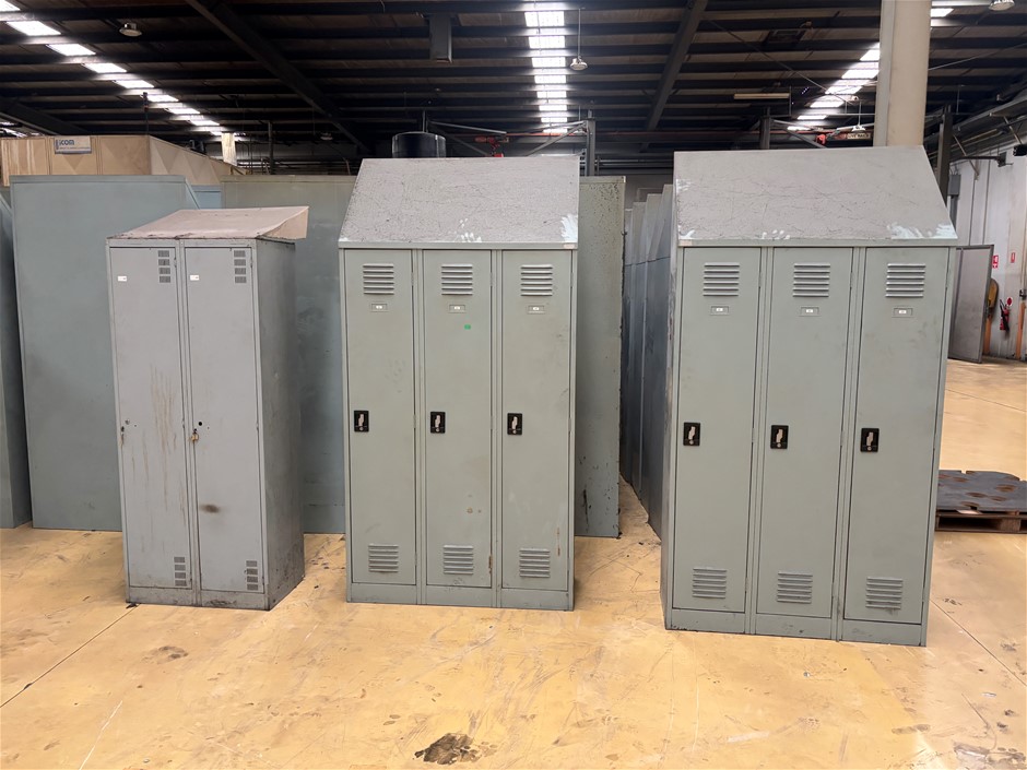 3x Personnel Lockers