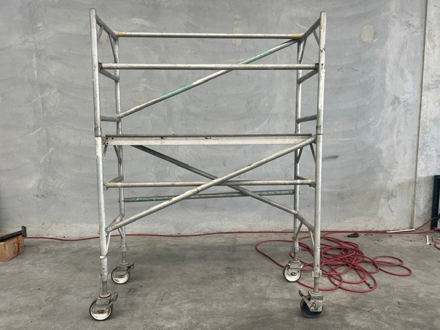 <p>Aluminium Mobile Foldable Scaffolding Tower On Castor Wheels</p>