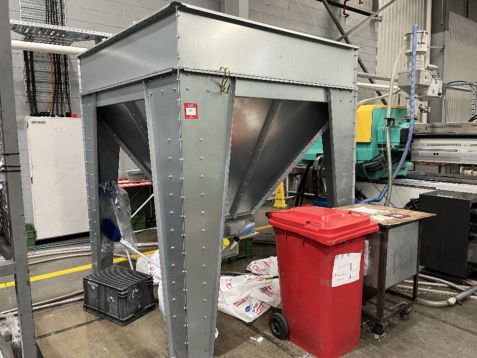 <p>Large Industrial Hopper Bin</p>