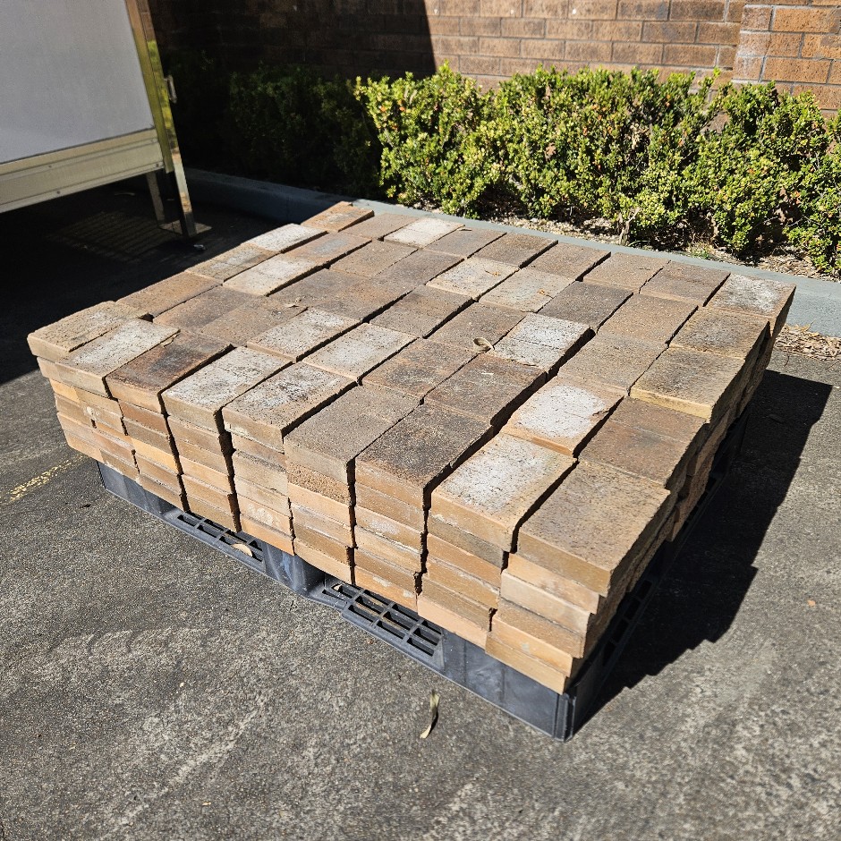 <p>Clay Paver 230mm x 150mm Quantity 270</p>