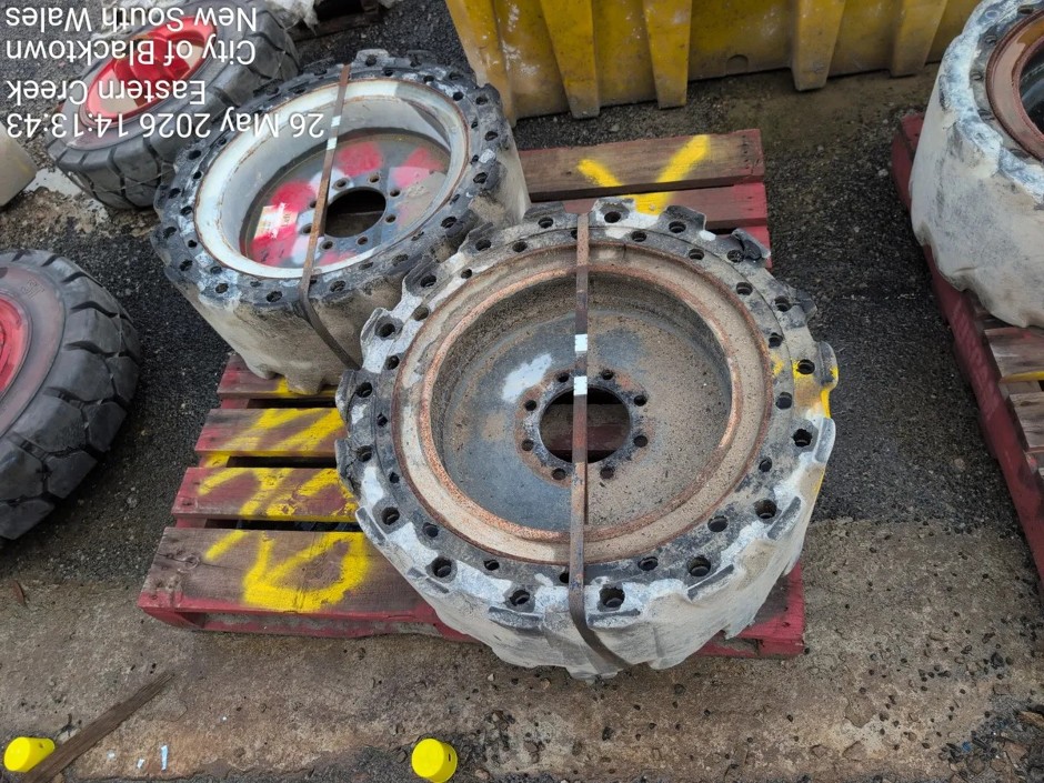 <p>8 x SKID STEER WHEELS & TYRES (Site ID: 221)</p>