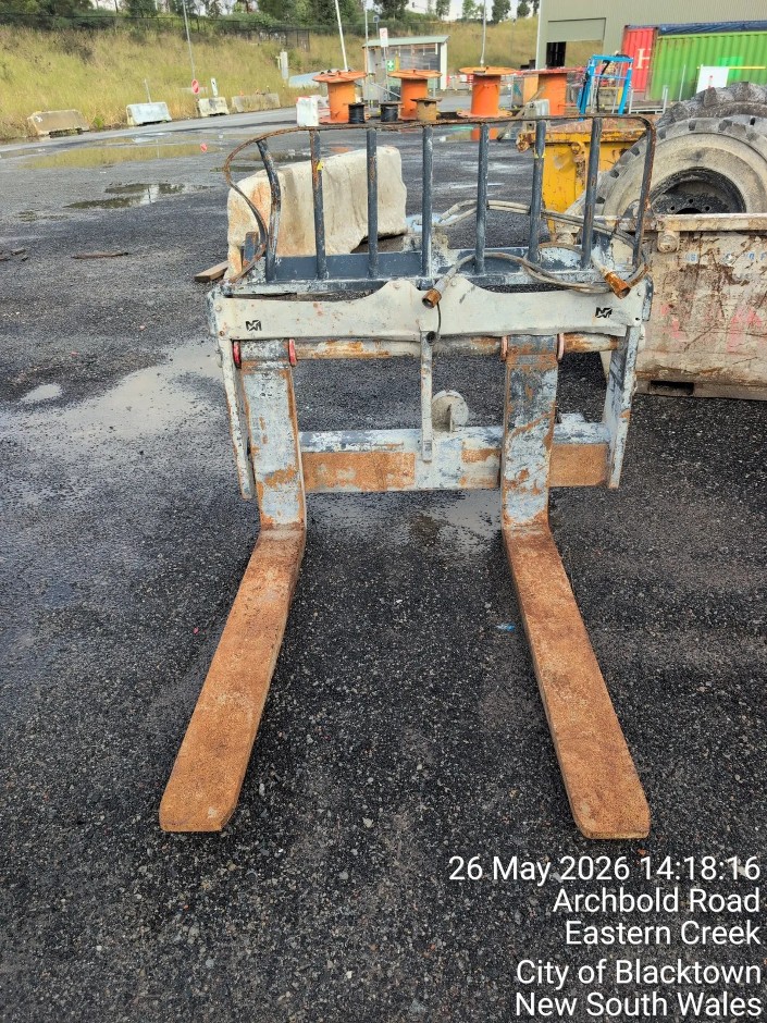 <p>TELEHANDLER PALLET FORKS (Site ID: 229)</p>