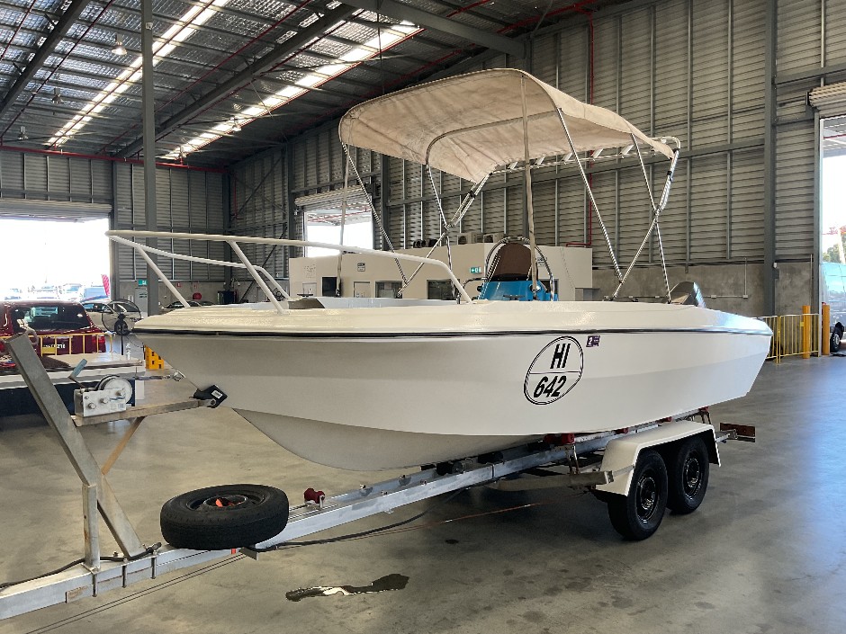 5.5m Fibreglass Centre Console Boat