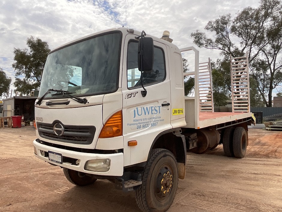 2006 Hino GT   4x4 Beaver Tail Tray Truck