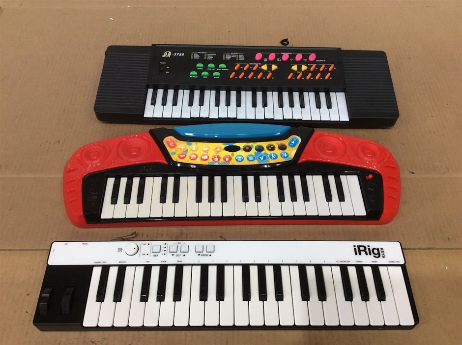 Mixed Brand Electronic Keyboards & MIDI Keyboard Controller (Lot of 3)
