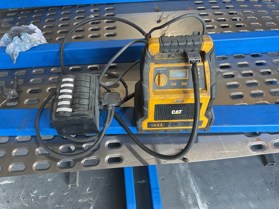 CAT CJ1000DCPAU Jump Starter with Air Compressor