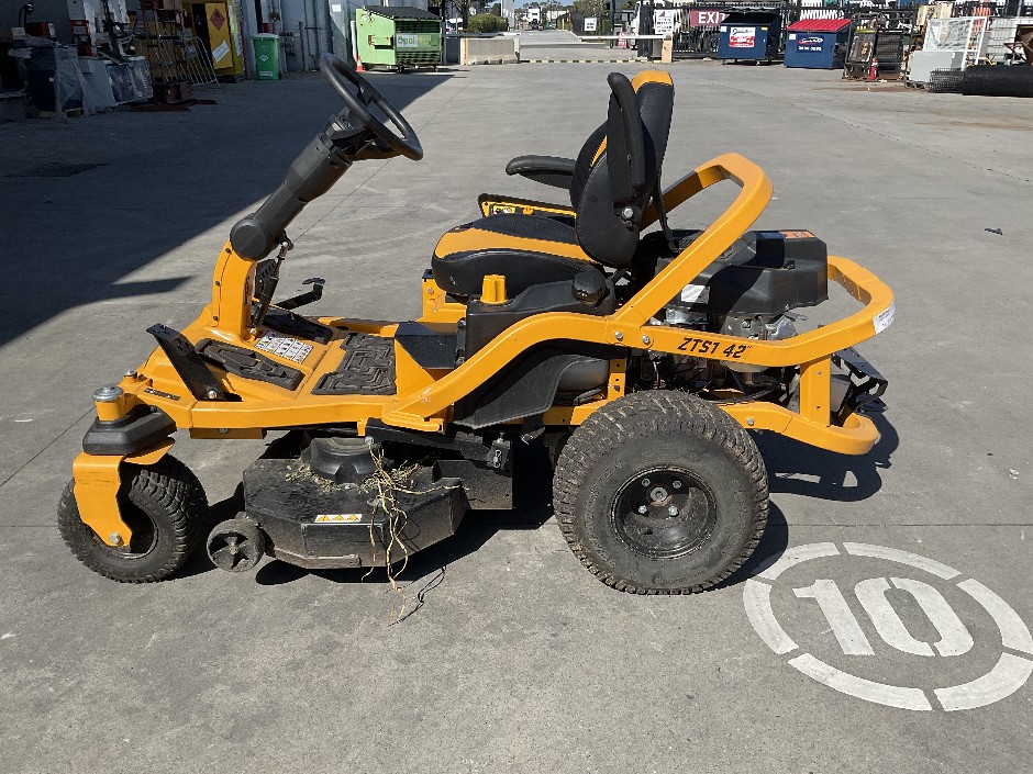 2025 ultima zt1 Club Cadet Ride On Mower