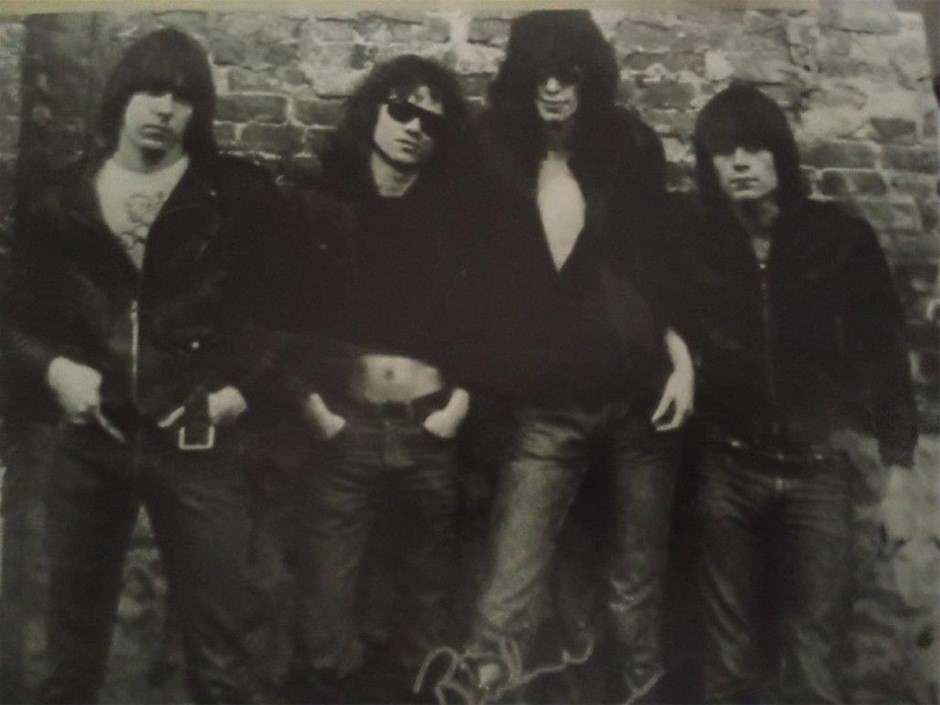 THE RAMONES RICHIE RAMONE SIGNED GROUP PHOTO