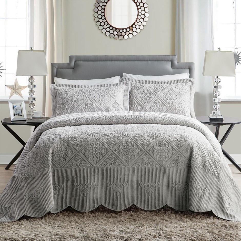 VCNY Home - Full Size Bedding, Soft Plush Bedspread with Matching Shams, Em