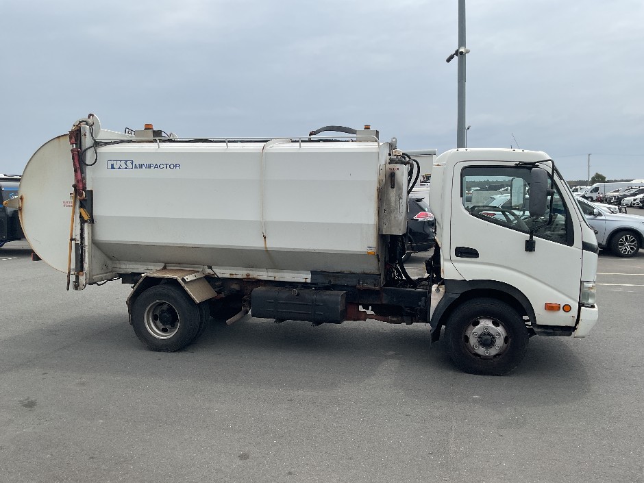 2009 Hino 300 4x2 Compactor Truck