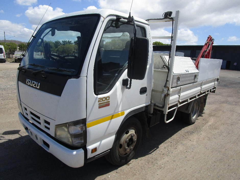 2006 Isuzu NKR 200 short   6x2 Crane Truck