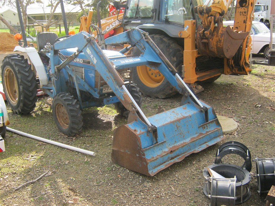 Tractor, Ford 1520, 4WD, with front end loader, with 3 point linkage Auction (00273007376