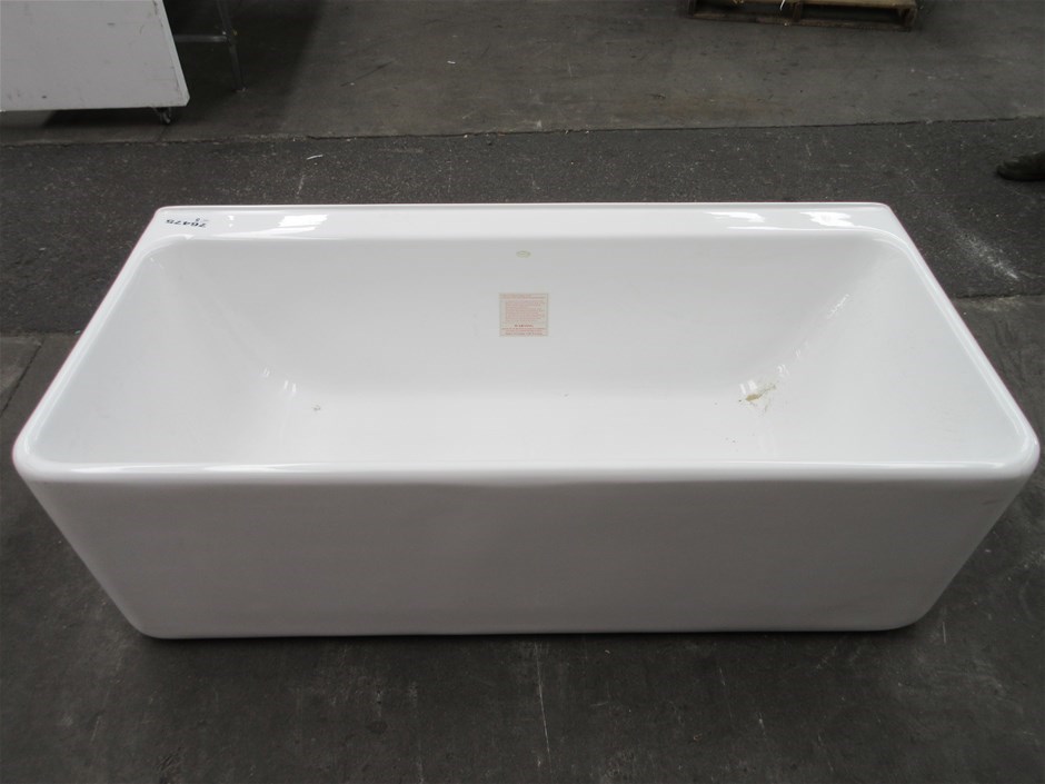 caroma freestanding bath 1800