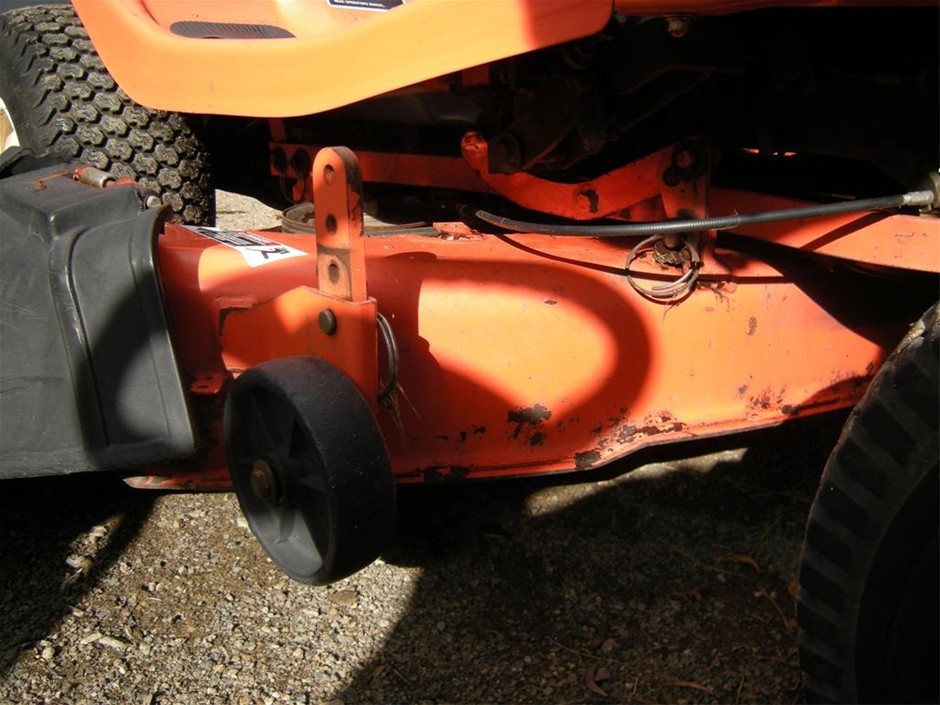 Kubota T1560 Lawn tractor, 40” deck, 15hp Kawasaki engine, hydrostatic