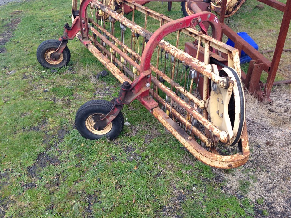 New Holland hay rake, Rolla 57, PTO Auction (00333012131