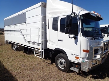 2016 U.D. Condor MK II 250 4 x 2 Horse Transporter Truck