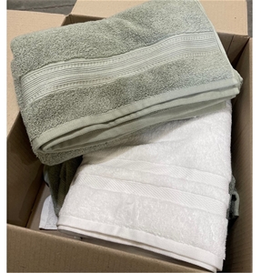 4 x Assorted Bath Towels, Comprising: GR